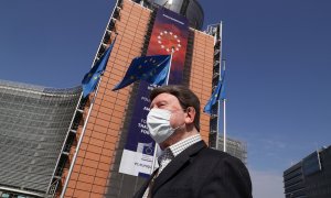 Un hombre cubierto con mascarilla, delante de la sede de la Comisión Europea en Bruselas. REUTERS/Yves Herman