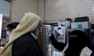 Una trabajadora comprueba la temperatura de un consumidor en un supermercado de Yemen.- EFE