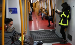 Un hombre en el metro de Madrid con una mascarilla. - REUTERS