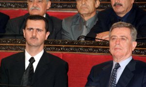 El presidente sirio Bashar al-Assad (izq.) y el ex vicepresidente Abdul-Halim Khaddam participan en una sesión del parlamento. Foto de archivo. Reuters