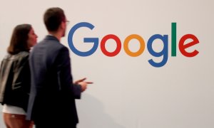Visitantes pasan ante el logotipo de Google en las instalaciones de Viva Tech, en París. REUTERS / Charles Platiau / File Photo