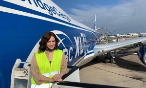 La presidenta regional, Isabel Díaz Ayuso, ha recibido este domingo en el aeropuerto de Barajas un avión de la Comunidad de Madrid .- EFE/COMUNIDAD DE MADRID