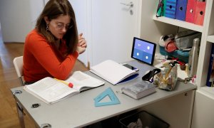 Una alumna italiana participa en una clase online de su instituto.  REUTERS/Guglielmo Mangiapane