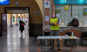 GRAFAND7350. SEVILLA, 13/04/2020.- Un trabajador del 112 repartiendo mascarillas a los viajeros que a primera hora de la mañana utilizaban los autobuses interurbanos de Sevilla para su traslado a los puestos de trabajo. El reparto de 1,87 millones de masc