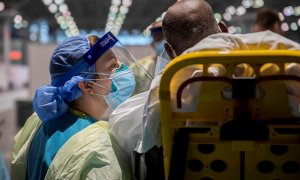 Una enfermera atiende a un paciente en Nueva York./ REUTERS