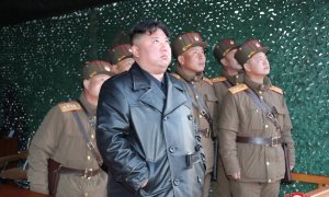El líder norcoreano Kim Jong Un observa el disparo de presuntos misiles. KCNA/via REUTERS