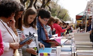 Diverses lectores fullejant llibres a la Rambla Nova de Tarragona amb motiu de Sant Jordi. ROGER SEGURA / ACN