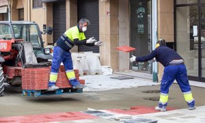 14/04/2020 - Trabajadores de la construcción en La Rioja. / EFE - RAQUEL MANZANARES