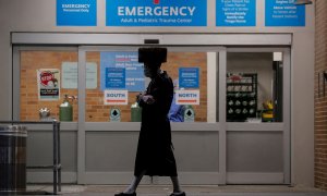 Un hombre camina en un hospital de Brooklyn, en Nueva York (EEUU). REUTERS