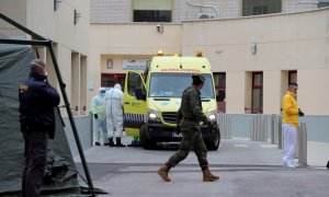 Una ambulancia llega al Hospital del Gregorio Marañón. EFE/Juanjo Martín/Archivo