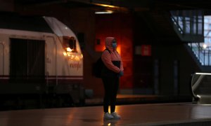 Los viajeros que usan máscaras faciales protectoras esperan su tren en la estación de Atocha durante el encierro en medio del brote de la enfermedad por coronavirus (COVID-19) en Madrid, España, 13 de abril de 2020. REUTERS / Susana Vera