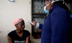 Personal sanitario toma la temperatura en la ciudad sudafricana de Durban. REUTERS
