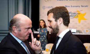 Luis de Guindos, vicepresidente del Banco Central Europeo, conversa con Pablo Casado en un acto del Fórum Europa. Luca Piergiovanni EFE