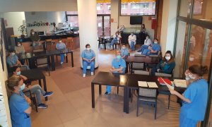Els sanitaris fan una reunió al menjador de l'Hotel Hesperia de Sant Joan Despí durant la crisi del Coronavirus.