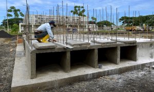 15/04/2020.- Un trabajador construye tumbas para las víctimas mortales de la covid-19 en Guayaquil (Ecuador). / EFE - MARCOS PIN