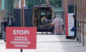 Contagiados por coronavirus ingresan en un hospital en Turín. / ALESSANDRO DI MARCO (EFE)