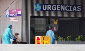 VALLADOLID. 20/04/2020. Un hombre en silla de ruedas accede a las Urgencias del Hospital Clínico de Valladolid, este lunes trigésima séptima jornada del estado de alarma por la crisis del coronavirus. EFE/ R. García