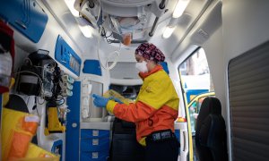 Una tècnic de el Sistema d'Emergències Mèdiques (SEM) de la Generalitat de Catalunya en una ambulància. PAU VENTEO / EUROPA PRESS