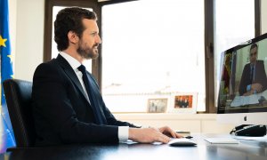 El líder del PP, Pablo Casado, mantiene una videoconferencia con el presidente del Gobierno, Pedro Sánchez.