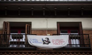 Una pacarta en la calle Toledo de Madrid pide apoyo a la sanidad pública también después de la pandemia.-JAIRO VARGAS