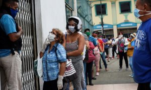 Varias personas hacen cola frente a una farmacia en Guayaquil, Ecuador. REUTERS