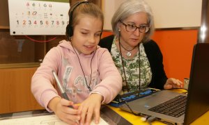 Alumna del Centro de Recursos Educativos de la ONCE junto a su profesora.