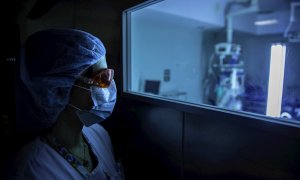 -FOTODELDIA- GRAF4235. FUENLABRADA (MADRID), 22/04/2020.- Una sanitaria observa el funcionamiento de un dispositivo de luz ultravioleta continuo (UV-C) móvil que sirve para desinfectar las estancias hospitalarias y eliminar el coronavirus en el Hospital U