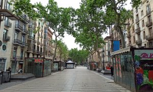 Les Rambles de Barcelona passen aquest Sant Jordi sense parades ni punts de venda de roses. Maria Rubio