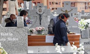 GRAF2972. MADRID, 19/04/2020.- Entierro de una víctima del coronavien el Cementerio Parroquial Nuestra Señora La Antigua, hoy domingo en el madrileño distrito de Vicálvaro. Un total de 20.453 personas han fallecido por coronavirus en España, lo que supone