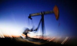 Bomba de extracción de petróleo en la cuenca del Pérmico en el condado de Loving (Texas, EEUU). REUTERS / Angus Mordant