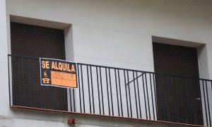 Cartel en una terraza que anuncia el alquiler de una casa . EP