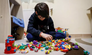 Un niño juega en su casa con unos muñecos durante el confinamiento por el coronavirus, en Valdemoro/Madrid (España) a 20 de abril de 2020. - Óscar J.Barroso - Europa Press