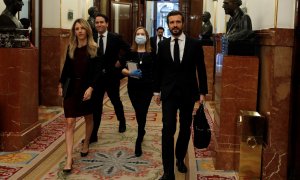 El líder del PP, Pablo Casado (d), su portavoz parlamentaria Cayetana Álvarez de Toledo (i) y la vicepresidenta del Congreso, Ana Pastor (c) a su llegada al pleno del Congreso. EFE/J.J. Guillén POOL