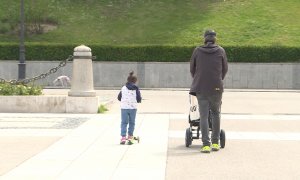 Niños disfrutan por las calles de Madrid del alivio en el confinamiento