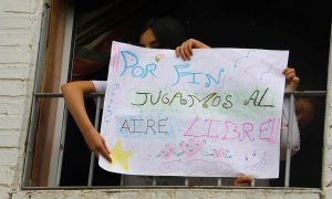 Niños despliegan una pancarta en una ventana de Córdoba. | EFE