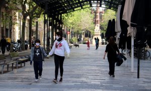 L'avinguda Gaudí de Barcelona amb nens passejant durant la primera sortida des de l'inici del confinament aquest diumenge.