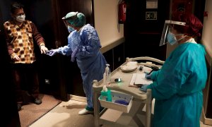 26/04/2020.- Personal sanitario hace el seguimiento de enfermos que están en cuarentena en un hotel medicalizado en Barcelona. / EFE - ALEJANDRO GARCÍA