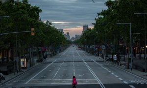 Una persona camina por el Paseo de Gràcia de Barcelona una de las zonas donde se cortará el tráfico para dar espacio a los peatones. Europa Press / David Zorrakino