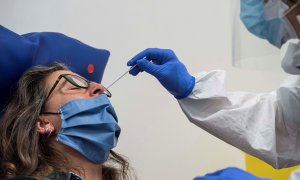 Una sanitaria se realiza un test de anticuerpos por COVID-19, este lunes, en el Hospital Mateu Orfila de Mahón en Menorca. EFE/David Arquimbau Sintes