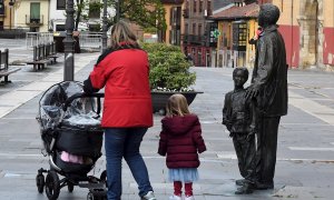 Una familia pasea por la plaza de la Catedral de León este lunes, durante el segundo día en el que casi seis millones de niños menores de 14 años pueden salir a la calle. /EFE