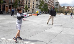 Un niño practica deporte este lunes en la plaza de Felipe II en Madrid. Desde ayer miles de niños menores de 14 años han pisado las calles por primera vez después de 42 días seguidos en casa a cuenta de un virus que ha paralizado medio mundo, diezmado las