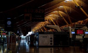 Vista de los mostradores para facturar de la terminal T4 del aeropuerto Adolfo Suárez de Madrid  casi vacío por la pandemia de coronavirus. EFE/Rodrigo Jiménez