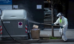 Un operario desinfecta un contenedor de basura en Barcelona. /EFE