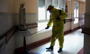 24/04/2020.- Un efectivo de la Unidad Militar de Emergencias (UME) realiza labores de desinfección en el interior de la Residencia San José, gestionada por las Hermanitas de los Ancianos Desamparados, en Ourense. EFE/Brais Lorenzo/Archivo