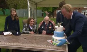 Cumpleaños centenario del veterano que recaudó 34,5 millones de euros para la 'guerra' contra el COVID de la Sanidad pública británica