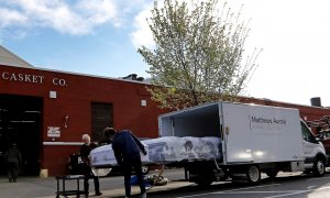 Trabajadores transportan ataúdes a una funeraria de Brooklyn. EFE