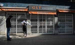 Una mujer señala en la calle Rosselló de Barcelona dónde dormía una persona sin techo asesinada el pasado lunes./ David Zorrakino (Europa Press)