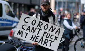 Manifestante en Berlín contra las imposiciones por el coronavirus. REUTERS/Christian Mang