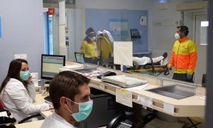 Pla general del servei d'urgències de l'Hospital de Palamós amb els professionals equipats amb mascaretes el 28 d'abril de 2020 (Horitzontal)