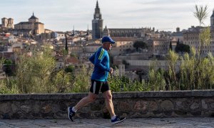 Un hombre sale a correr por las calles de Toledo./ EFE/Ismael Herrero